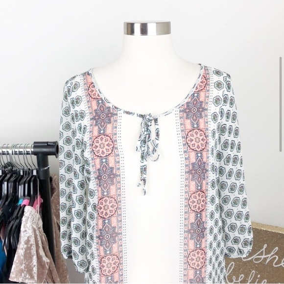 Old Navy white mosaic top - Picture 2 of 7